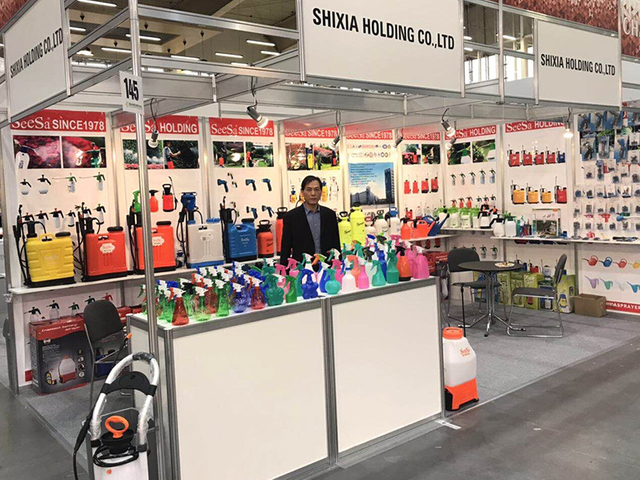 Trigger sprayer a wɔde kyerɛ ade .