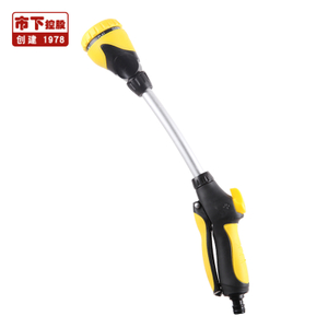 Showing hose nozzle watering para sa mga halaman sa hardin
