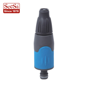 調整從霧到軟管噴嘴的水槍以清潔庭院