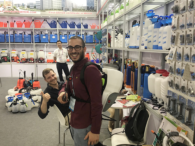 Pump sprayer a wɔde kyerɛ ade .