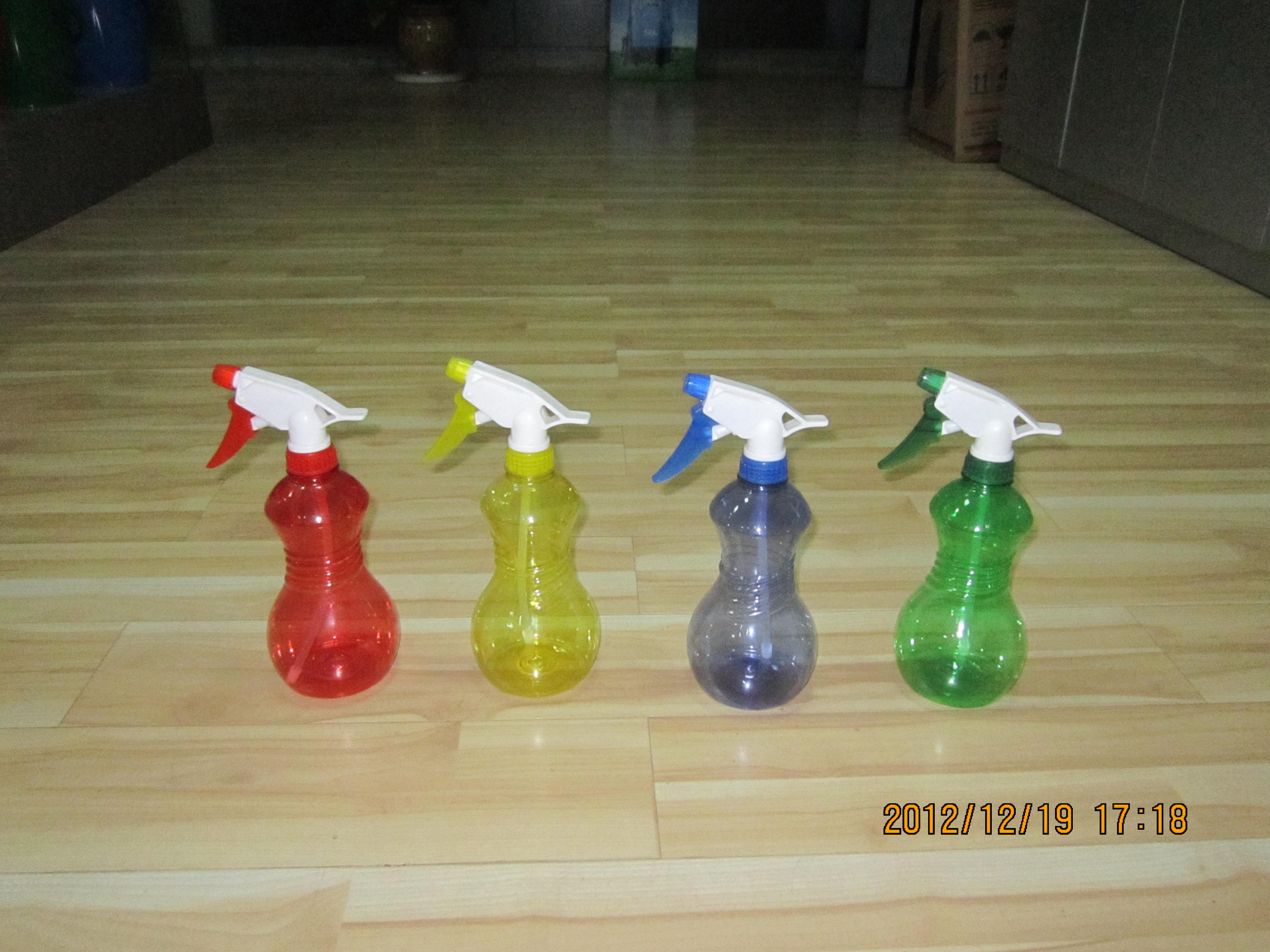 بخاخ رذاذ سائل من البلاستيك للحديقة والمنزل، محمول باليد مع زجاجة 550 مل