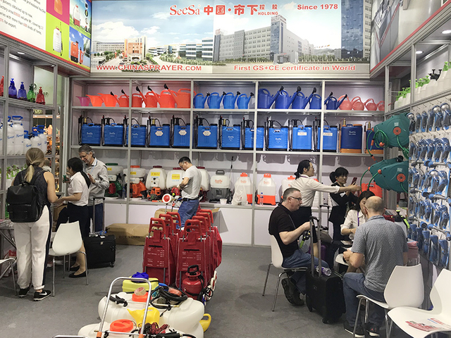 Knapsack sprayer ɔyɛkyerɛ ho ɔyɛkyerɛ .